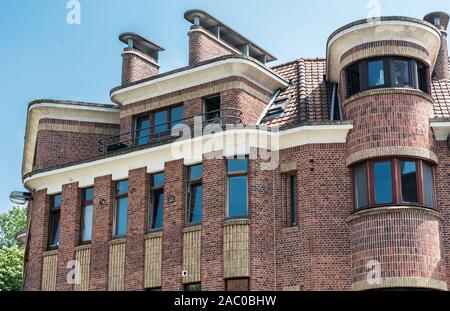 Anderlecht, Bruxelles / Belgique - 0626 2019 : Pierre brique façade en forme d'un appartement résidentiel de style moderniste Banque D'Images