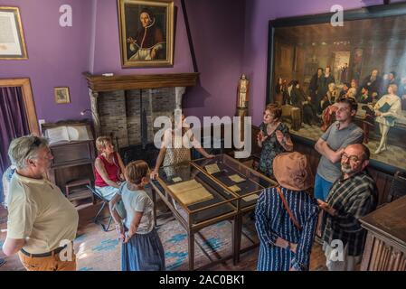 Anderlecht, Bruxelles / Belgique - 0626 2019 : Grand salon et hall d'exposition avec plancher en bois et des meubles et objets d'art à la maison Erasmus Banque D'Images