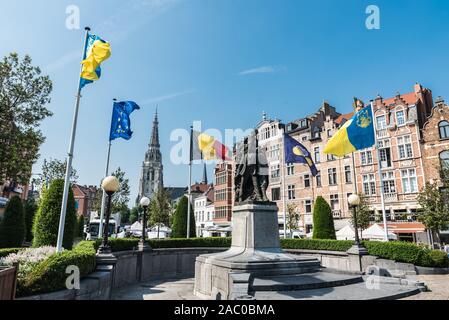 Anderlecht, Bruxelles / Belgique - 0626 2019 : Drapeaux de Bruxelles, Anderlecht et la Belgique à la statue de la guerre mondiale à la place de la Vaillance dap Banque D'Images