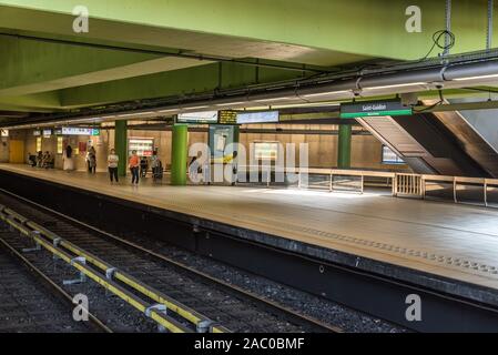 Anderlecht, Bruxelles / Belgique - 0626 2019 : Plate-forme de la station de métro Saint Guidon métro Banque D'Images