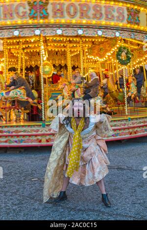 Portsmouth, Hampshire, Royaume-Uni. 29 novembre 2019. Les foules affluent à la fête de Noël victorien à Portsmouth Historic Dockyard pour le divertissement, des personnages habillés en jours vieux et le marché de Noël, le premier jour de l'événement de trois jours. Credit : Carolyn Jenkins/Alamy Live News Banque D'Images