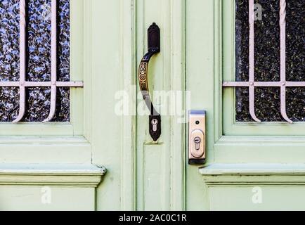 Schaerbeek, Bruxelles / Belgique - 06 29 2019 - Détail d'une décoration de style art nouveau, poignée de porte Banque D'Images