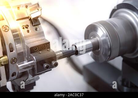 Machine de fraisage et perçage CNC de haute précision du processus de travail dans l'usine de travail des métaux, traitement de l'industrie de l'acier. Banque D'Images