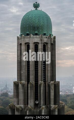 Koekelberg, Région de Bruxelles Capitale / Belgique - 10 23 2019 - Vue sur la tour de cuivre Art déco de la basilique du Sacré Coeur Banque D'Images