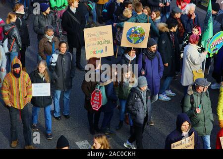 Cologne, Allemagne. Sep 29, 2019. Marche des militants pour l'action sur les changements climatiques et l'exécution des signes en anglais et/ou Allemand à cet égard. Environ 20.000 personnes auraient pris part à cette manifestation, Crédit : hdh/Alamy Live News. les gens dans la rue pour le vendredi pour les futures Banque D'Images