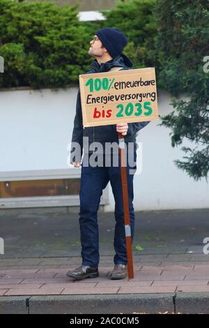 Cologne, Allemagne. Sep 29, 2019. Marche des militants pour l'action sur les changements climatiques et l'exécution des signes en anglais et/ou Allemand à cet égard. Environ 20.000 personnes auraient pris part à cette manifestation, Crédit : hdh/Alamy Live News. les gens dans la rue pour le vendredi pour les futures Banque D'Images