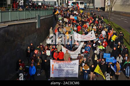 Cologne, Allemagne. Sep 29, 2019. Marche des militants pour l'action sur les changements climatiques et l'exécution des signes en anglais et/ou Allemand à cet égard. Environ 20.000 personnes auraient pris part à cette manifestation, Crédit : hdh/Alamy Live News. les gens dans la rue pour le vendredi pour les futures Banque D'Images