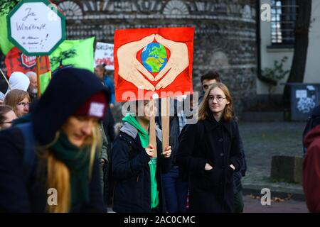 Cologne, Allemagne. Sep 29, 2019. Marche des militants pour l'action sur les changements climatiques et l'exécution des signes en anglais et/ou Allemand à cet égard. Environ 20.000 personnes auraient pris part à cette manifestation, Crédit : hdh/Alamy Live News. les gens dans la rue pour le vendredi pour les futures Banque D'Images