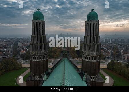 Koekelberg, Région de Bruxelles Capitale / Belgique - 10 23 2019 - Vue panoramique sur Bruxelles, un ciel coloré et les tours de la Basilique Banque D'Images