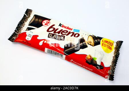 Kinder Bueno Chocolat noir Edition Limitée. Kinder est une marque de produits alimentaires fabriqués en Italie par Ferrero Banque D'Images