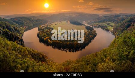 Célèbre vue sur la Vltava au coucher du soleil, en République tchèque. Banque D'Images