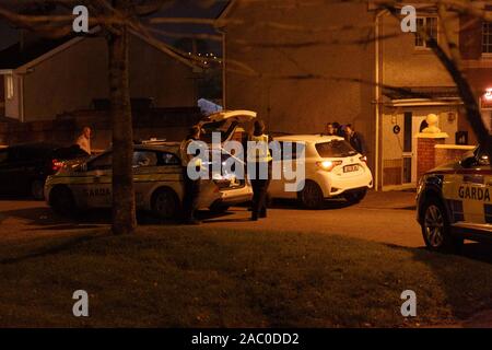 Cork, Irlande. 29 Nov 2019. Tournage en Chapelgate, Ballyvolane, la ville de Cork. À environ 7:45 aujourd'hui plusieurs unités d'un Garda Siochana y compris les voitures banalisées garda, réponse armée, et marqué a assisté à une prise de vue en voitures Chapelgate Ballyvolane, les témoins ont dit qu'il y avait jusqu'à 6 coups de feu tirés dans le domaine juste avant la police accouru sur les lieux. Credit : Damian Coleman/Alamy Live News Banque D'Images