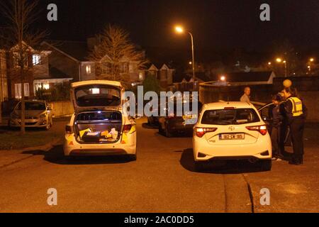 Cork, Irlande. 29 Nov 2019. Tournage en Chapelgate, Ballyvolane, la ville de Cork. À environ 7:45 aujourd'hui plusieurs unités d'un Garda Siochana y compris les voitures banalisées garda, réponse armée, et marqué a assisté à une prise de vue en voitures Chapelgate Ballyvolane, les témoins ont dit qu'il y avait jusqu'à 6 coups de feu tirés dans le domaine juste avant la police accouru sur les lieux. Credit : Damian Coleman/Alamy Live News Banque D'Images