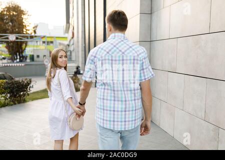 Jeune couple - homme et femme attend bébé, passer du temps ensemble on city street. Dans l'attente de la naissance d'un bébé Banque D'Images