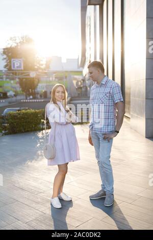 Jeune couple - homme et femme attend bébé, passer du temps ensemble on city street. Dans l'attente de la naissance d'un bébé Banque D'Images