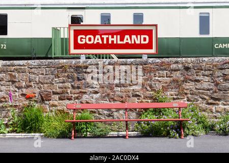 Une destination sign pour station Goathland sur le North Yorkshire Moors Railway. Banque D'Images