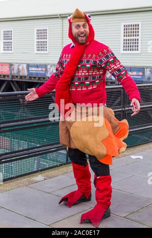 Portsmouth, Hampshire, Royaume-Uni. 29 novembre 2019. Les foules affluent à la fête de Noël victorien à Portsmouth Historic Dockyard pour le divertissement, des personnages habillés en jours vieux et le marché de Noël, le premier jour de l'événement de trois jours. Credit : Carolyn Jenkins/Alamy Live News Banque D'Images