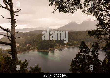 Portrait de l'Isthme de Quetrihue et Brava Bay Harbour avec un jour de pluie dans le Parc National Los Arrayanes, Villa La Angostura, Patagonie Banque D'Images