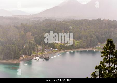 Portrait de l'Isthme de Quetrihue et Brava Bay Harbour avec un jour de pluie dans le Parc National Los Arrayanes, Villa La Angostura, Patagonie Banque D'Images