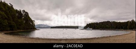 Vue panoramique sur le lac Nahuel Huapi à Brava Bay sur un jour nuageux à partir de la Parc National de Los Arrayanes, Villa La Angostura, Patagonie, Argentine Banque D'Images