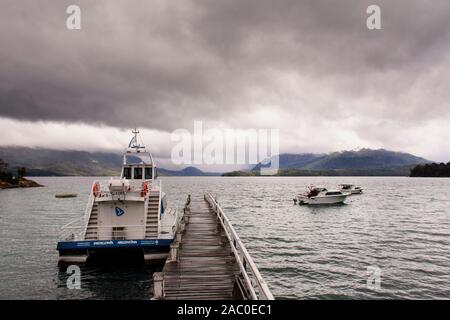 Bateaux amarrés à Brava Baie port couvert sur une journée dans le Parc National Los Arrayanes, Villa La Angostura, Patagonie, Argentine Banque D'Images