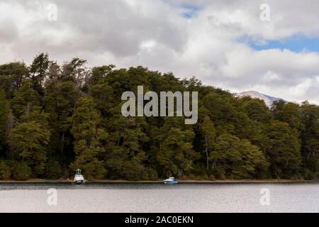 Vue panoramique sur le lac Nahuel Huapi à Brava Bay sur un jour nuageux à partir de la Parc National de Los Arrayanes, Villa La Angostura, Patagonie, Argentine Banque D'Images