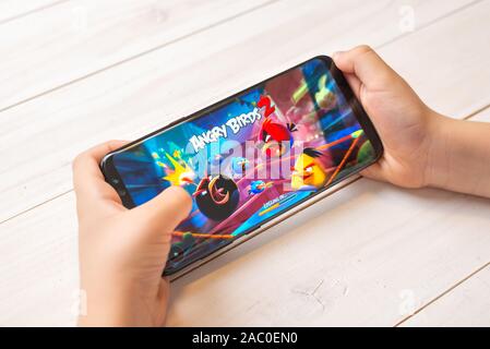 Sarajevo, Bosnie-Herzégovine - le 29 novembre 2019 : Angry Birds 2 jeu sur téléphone intelligent Android moderne dans les mains pour enfants close-up Banque D'Images