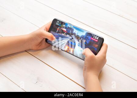Sarajevo, Bosnie-Herzégovine - le 29 novembre 2019 : l'Asphalte Legends sur Android moderne smart phone in boy mains close-up Banque D'Images