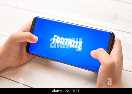 Sarajevo, Bosnie-Herzégovine - le 29 novembre 2019 : Kid jouer jeu Fortnite sur Samsung Galaxy S9 Plus close-up Banque D'Images