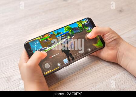 Sarajevo, Bosnie-Herzégovine - le 29 novembre 2019 : Fortnite free-to-play battle royale jeu sur téléphone intelligent moderne dans les mains pour enfants close-up Banque D'Images