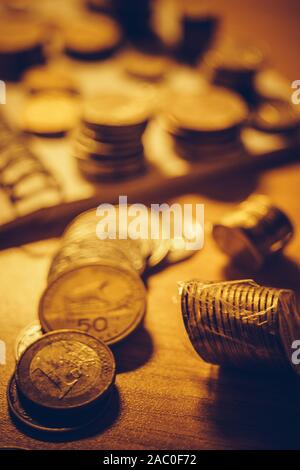 Collection de métal doré de l'argent sur la table, ton marron chaud Banque D'Images