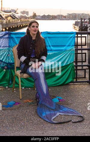 Portsmouth, Hampshire, Royaume-Uni. 29 novembre 2019. Les foules affluent à la fête de Noël victorien à Portsmouth Historic Dockyard pour le divertissement, des personnages habillés en jours vieux et le marché de Noël, le premier jour de l'événement de trois jours. Credit : Carolyn Jenkins/Alamy Live News Banque D'Images