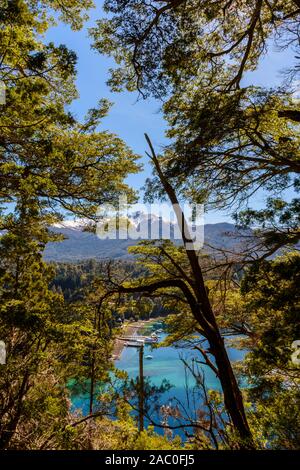 Portrait de Mansa Bay à travers les arbres de la forêt dans le Parc National de Los Arrayanes, Villa La Angostura, Patagonie, Argentine Banque D'Images