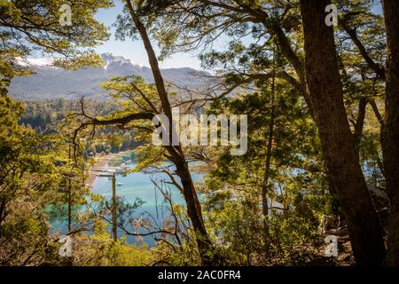 Portrait de Mansa Bay à travers les arbres de la forêt dans le Parc National de Los Arrayanes, Villa La Angostura, Patagonie, Argentine Banque D'Images