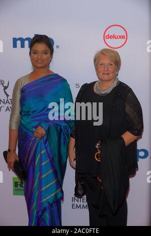 NEW YORK, NY - 25 novembre : Sadhana Subramaniam et Ingrid Falck assister à la 2019 International Emmy Awards à New York Hilton le 25 novembre, 2019 dans Banque D'Images