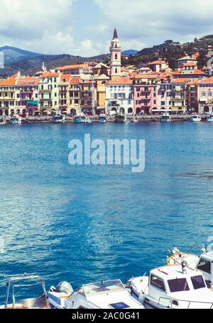 L'Italie, Ligurie, l'ancien port de la province d'Imperia Oneglia avec les bateaux de pêche et ses maisons colorées Banque D'Images