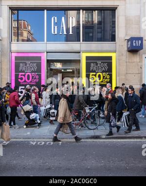 Black Friday 50% de réduction à GAP sur Oxford Street, Londres, Royaume-Uni Banque D'Images