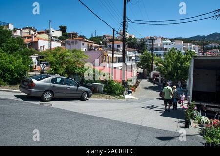 Neos Marmaras, Grèce, le 30 mai 2019. Belle et tranquille rue côtière et des commodités qui sont dans le même. Banque D'Images