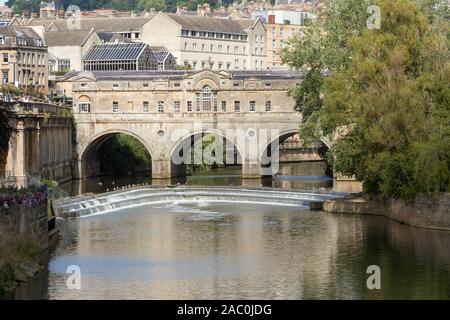 Pulteney Bridge, Pulteney Weir et la rivière Avon à Bath sur une journée de printemps ensoleillée. Banque D'Images