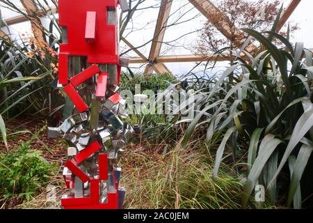 Canary Wharf, London, UK - 22 novembre 2019 : origine, vertical par Julian Wild. L'acier peint. Acier inoxydable poli. L'art au jardin sur le toit. Banque D'Images