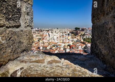 Vue sur Lisbonne sur un matin ensoleillé du Castelo de Sao Jorge. Banque D'Images