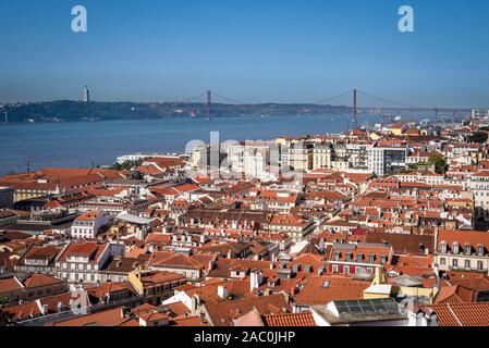 Vue sur Lisbonne sur un matin ensoleillé du Castelo de Sao Jorge. Banque D'Images