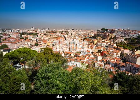 Vue sur Lisbonne sur un matin ensoleillé du Castelo de Sao Jorge. Banque D'Images