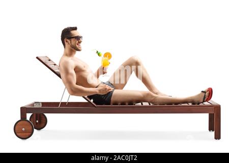 Longueur totale d'un beau jeune homme de soleil et boire un cocktail isolé sur fond blanc Banque D'Images