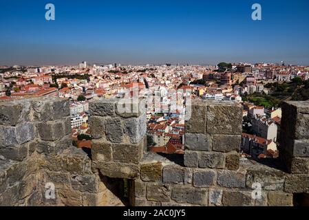 Vue sur Lisbonne sur un matin ensoleillé du Castelo de Sao Jorge. Banque D'Images