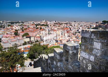 Vue sur Lisbonne sur un matin ensoleillé du Castelo de Sao Jorge. Banque D'Images