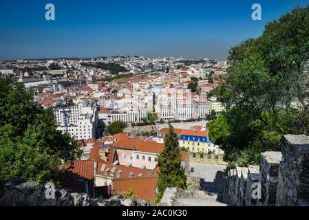 Vue sur Lisbonne sur un matin ensoleillé du Castelo de Sao Jorge. Banque D'Images