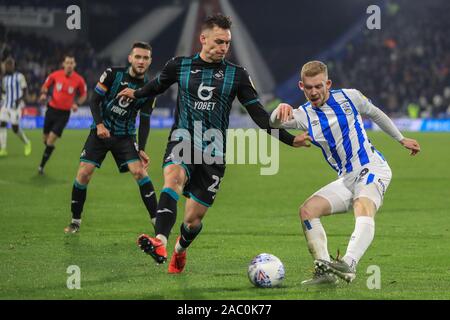 26 novembre 2019, John Smith's Stadium, Huddersfield, Angleterre ; Sky Bet Championship, Huddersfield Town v Swansea City : Lewis O'Brien (39) de Huddersfield Town tire au but Crédit : Mark Cosgrove/News Images Banque D'Images