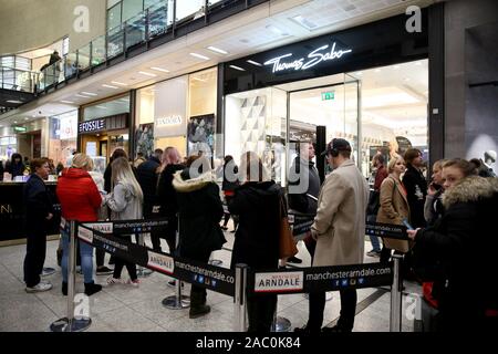 Manchester, UK. 29 novembre, 2019. Shoppers on Vendredi Noir profitant de la late night shopping. Il y avait peu de files d'attente comme beaucoup d'entre les ventes se poursuivront pendant le week-end. Manchester, Lancashire, Royaume-Uni. Crédit : Barbara Cook/Alamy Live News Banque D'Images