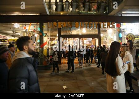 Manchester, UK. 29 novembre, 2019. Shoppers on Vendredi Noir profitant de la late night shopping. Il y avait peu de files d'attente comme beaucoup d'entre les ventes se poursuivront pendant le week-end. Manchester, Lancashire, Royaume-Uni. Crédit : Barbara Cook/Alamy Live News Banque D'Images